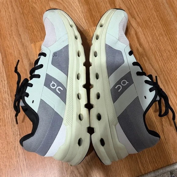 On Cloudrunner women's running shoes in the 'Frost/Aloe' colorwa size 7.5 - Picture 4 of 7